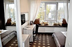 Ambassador Plaza Hotel