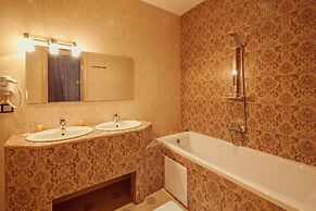 Ambassador Plaza Hotel