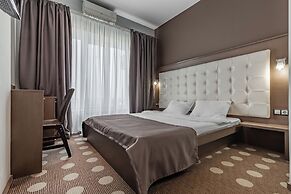 Ambassador Plaza Hotel
