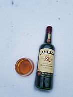 Maddens Bridge Bar & Guesthouse