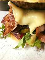 Maddens Bridge Bar & Guesthouse