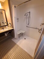 Holiday Inn Express & Suites Utica by IHG
