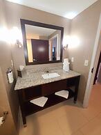 Holiday Inn Express & Suites Utica by IHG