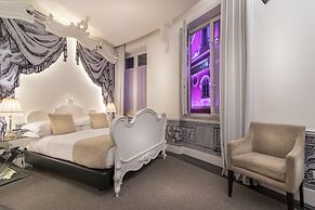 Teatro Boutique Rooms & Suites