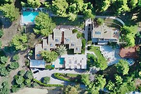 Greek Pride Cronwell Rahoni