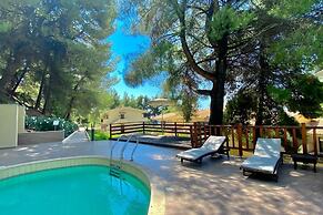 Greek Pride Cronwell Rahoni