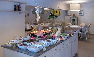 Greek Pride Cronwell Rahoni