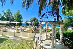 Greek Pride Cronwell Rahoni