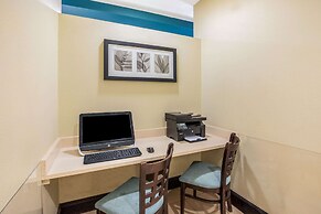 La Quinta Inn & Suites by Wyndham Floresville