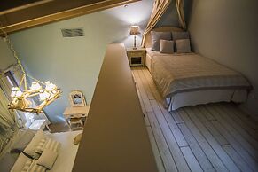 Six Keys Seaside Lodge