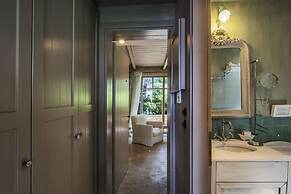 Six Keys Seaside Lodge