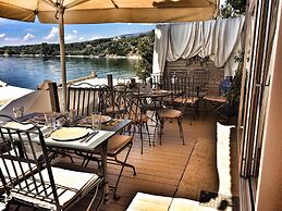 Six Keys Seaside Lodge