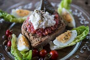 Six Keys Seaside Lodge