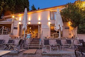 Six Keys Seaside Lodge