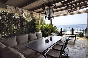 Six Keys Seaside Lodge