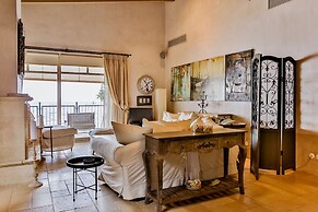 Six Keys Seaside Lodge