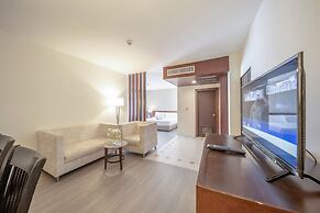 Golden Crown Grand Hotel