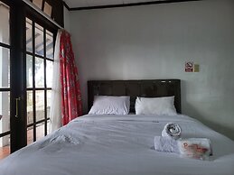 Pandu Lakeside Hotel Tuktuk