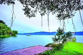 Pandu Lakeside Hotel Tuktuk