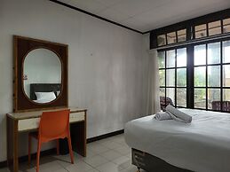 Pandu Lakeside Hotel Tuktuk