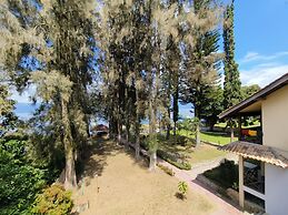 Pandu Lakeside Hotel Tuktuk