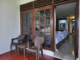 Pandu Lakeside Hotel Tuktuk