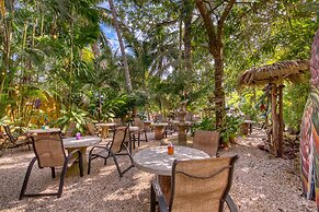 El Sano Banano Beachside Hotel