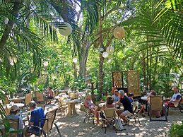 El Sano Banano Beachside Hotel