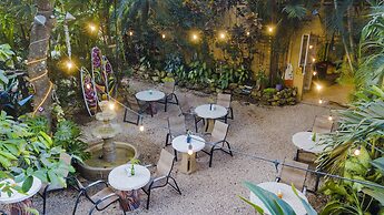 El Sano Banano Beachside Hotel