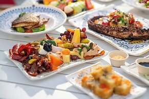 The Ritz-Carlton Abu Dhabi, Grand Canal