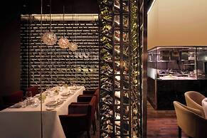 The Ritz-Carlton Abu Dhabi, Grand Canal