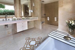 The Ritz-Carlton Abu Dhabi, Grand Canal