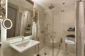 Wyndham Grand Istanbul Kalamis Marina Hotel