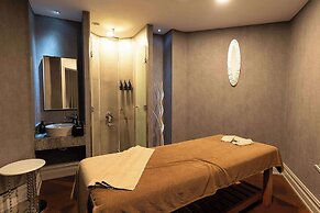 Wyndham Grand Istanbul Kalamis Marina Hotel