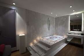 Wyndham Grand Istanbul Kalamis Marina Hotel