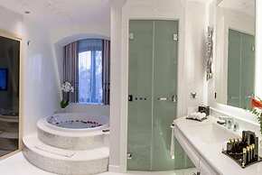 Wyndham Grand Istanbul Kalamis Marina Hotel