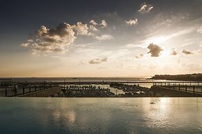 Wyndham Grand Istanbul Kalamis Marina Hotel