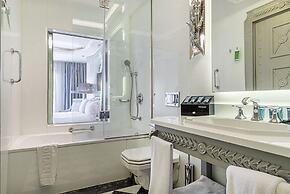 Wyndham Grand Istanbul Kalamis Marina Hotel