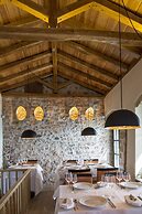 Moni Emvasis Luxury Suites