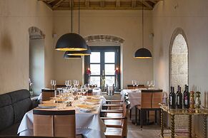 Moni Emvasis Luxury Suites