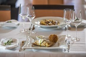 Moni Emvasis Luxury Suites