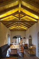 Moni Emvasis Luxury Suites