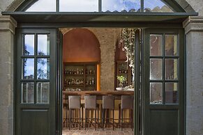 Moni Emvasis Luxury Suites