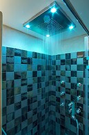 Moni Emvasis Luxury Suites