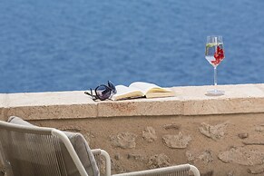 Moni Emvasis Luxury Suites