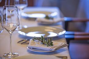 Moni Emvasis Luxury Suites