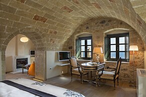 Moni Emvasis Luxury Suites