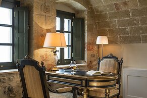 Moni Emvasis Luxury Suites