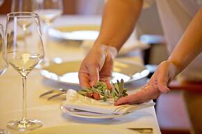 Moni Emvasis Luxury Suites