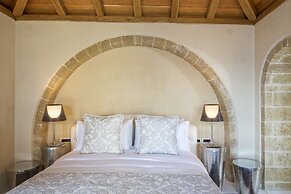 Moni Emvasis Luxury Suites